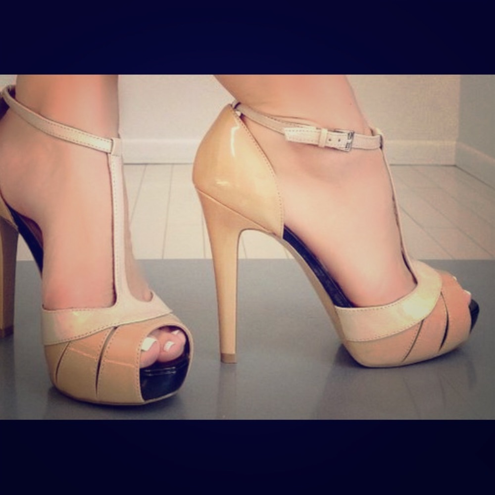 Guess beige nude black Lynsey patent platform pump